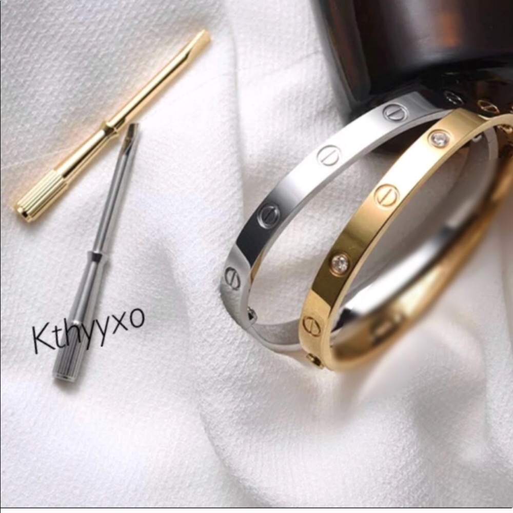 18K Love Screw Bracelet ⭐️